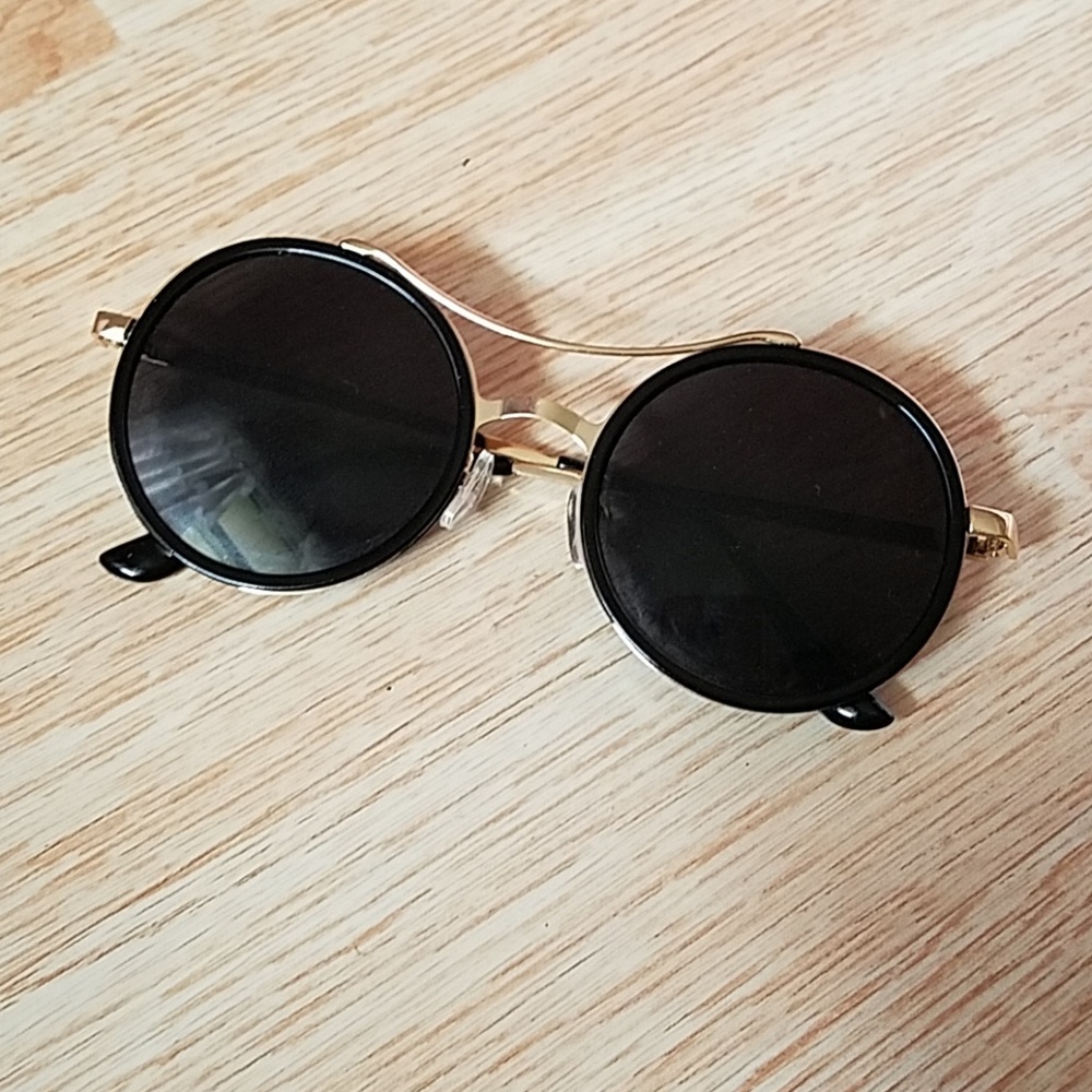 Black round glasses